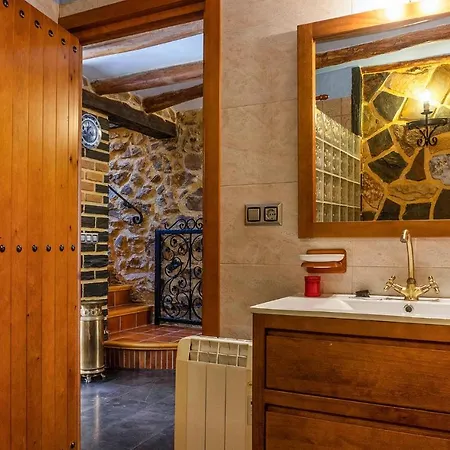 2 Bedroom Beautiful In Casa de Férias *